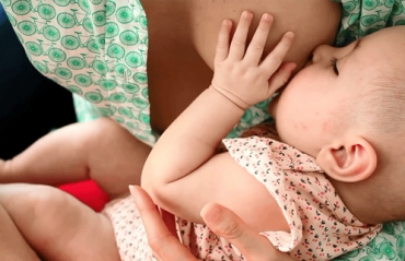 Ushqyerja me gji: Bazat dhe këshillat për infermierinë e foshnjës suaj